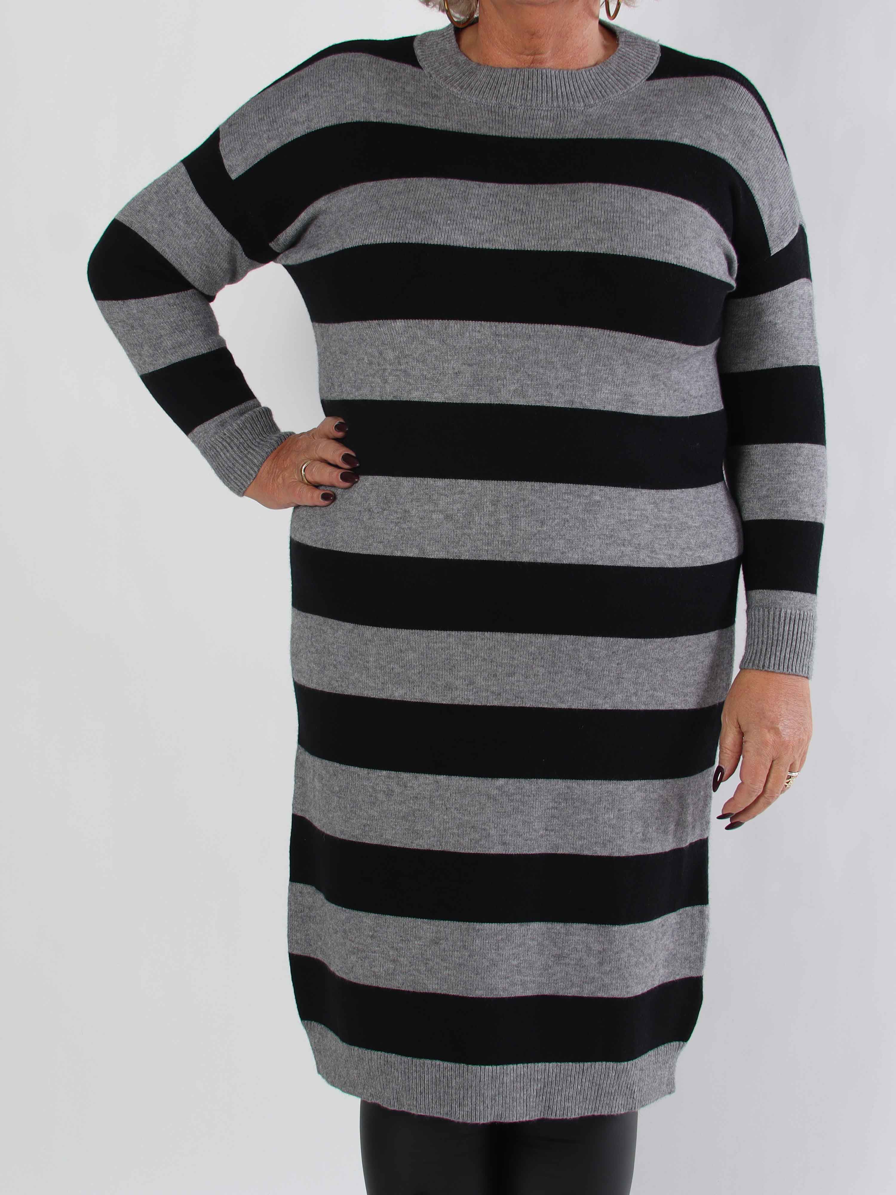 Alvilda - Lang blød plus size strikkjole med striber